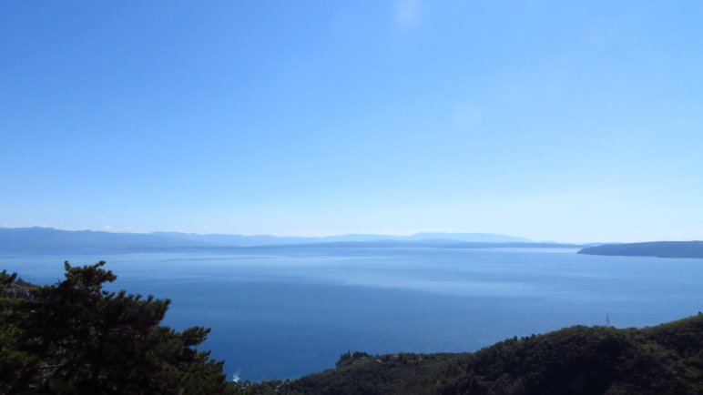 Der weite Blick bei Lovranska Draga über die Kvarner Bucht.