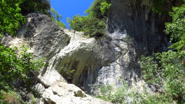 Hier sollte der Wasserfall hinabstürzen, aber zum Zeitpunkt unseres Besuches ist er ausgetrocknet