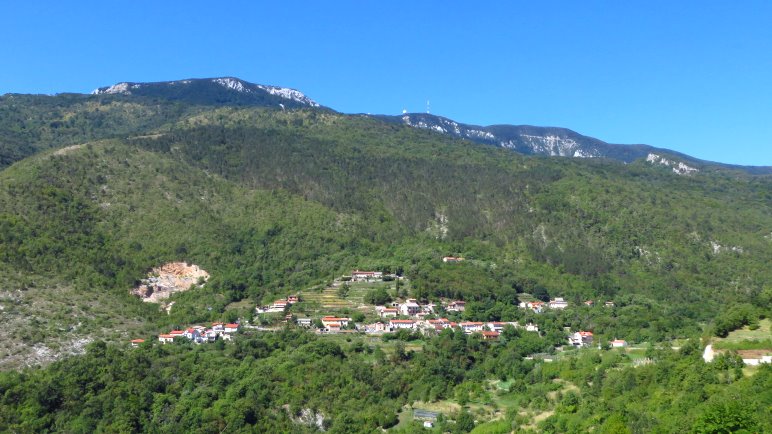 Das Bergdorf Lovranska Draga oberhalb von Lovran. Im Hintergrund sieht man die Antennenanlagen auf dem Vojak, dem höchsten Berg Istriens