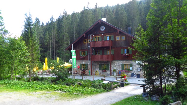 Das Blecksteinhaus steht auf einer kleinen Lichtung im Wald