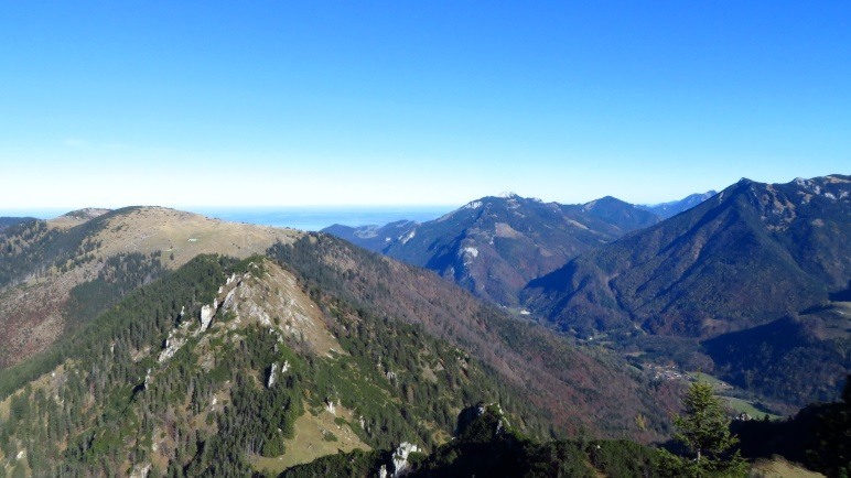 Hinter der Kampenwand lugt ein kleines Stückchen des Chiemsees hervor