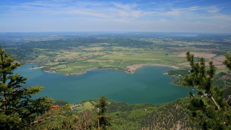Ein Blick von den Alpen weg: Richtung Norden auf den kochelsee, vom Jochberg aus