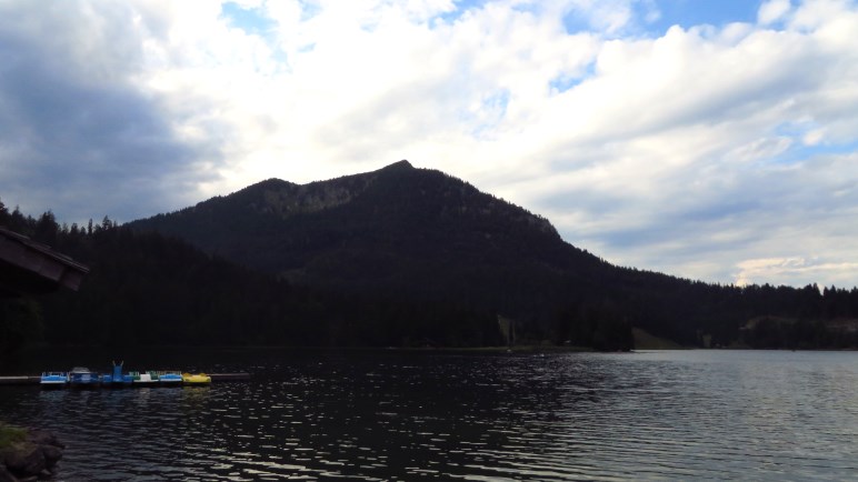 Der Spitzingsee und der Brecherspitz im Licht des Spätnachmittags