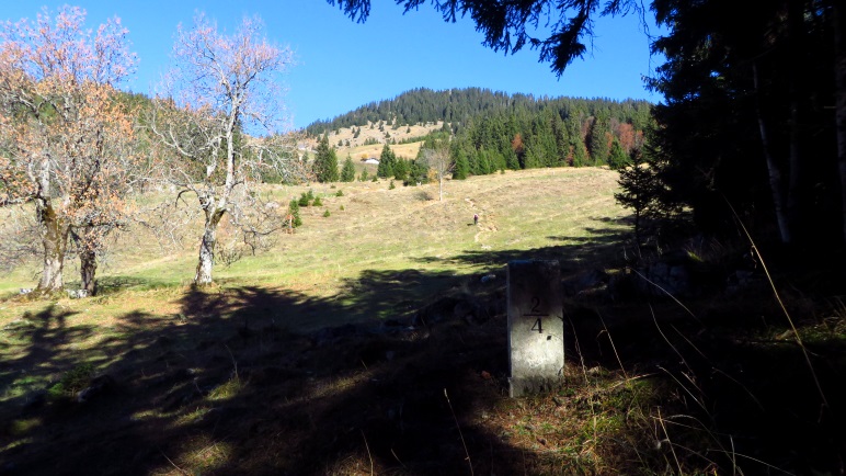 Der Wanderweg zum Spitzsteinhaus und weiter zum Spitzstein verläuft direkt auf der Staatsgrenze