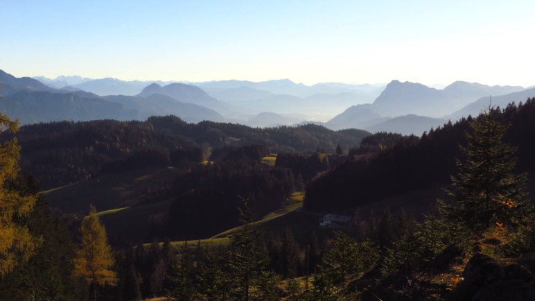 So ein Panorama bekommt man nicht alle Tage: Vom Spitzstein über das Inntal in die Zentralalpen