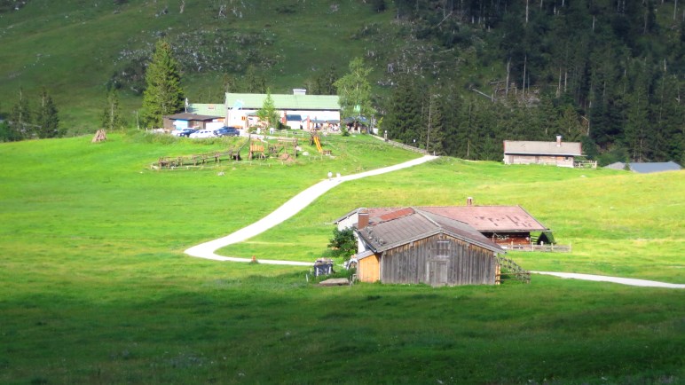 Die Albert-Link-Hütte auf ihrer kleinen Anhöhe