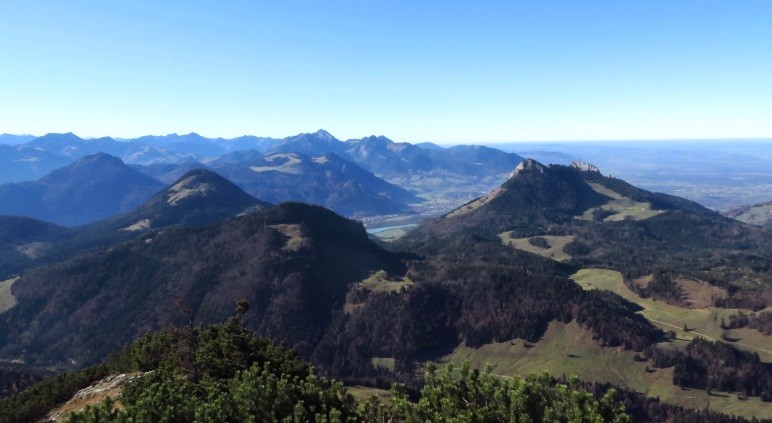 Der Blick nach Westen, Richtung Mangfallgebirge: Wendelstein, Inntal und Kranzhorn