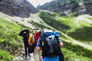 Der Aufstieg durch das Falzthurntal. Langsam wird der Weg steiler und gerölliger