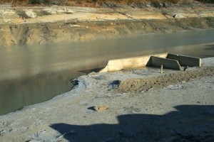 Direkt an der Isar: Grundmauern in Form eines großen F