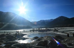 Bei meinem Besuch gab es noch einige Eisflächen im Sylvensteinsee