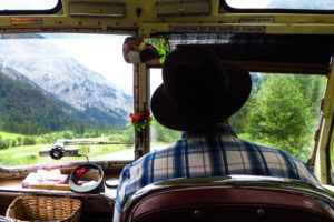 Reisen mit Stil. Und Hut. Im alten Bus durch das Falzthurntal