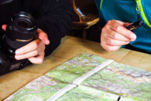 Unser Tisch auf der Lamsenjochhütte: Karte und Kameras.