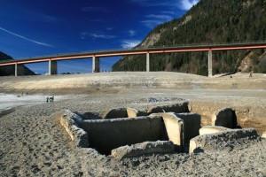 Der gut erhaltene Keller und die Fallerklammbrücke