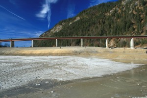 Der fast leere Sylvensteinspeicher vor der Fallerklammbrücke