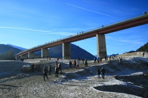 Am Sonntag ist viel los im Matsch unterhalb der Brücke