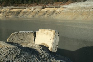 Eine übrig gebliebene Mauer vor der Isar