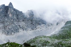 Die erste Nebelschwaden ziehen aus dem Falzthurntal hoch zum Lamsenjoch