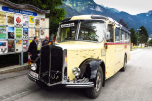 Der alte Postbus an der Starthaltestelle in Pertisau