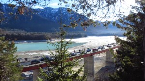 Oberhalb des Parkplatzes ist ein Aussichtspunkt auf die Brücke und den Syvlensteinsee