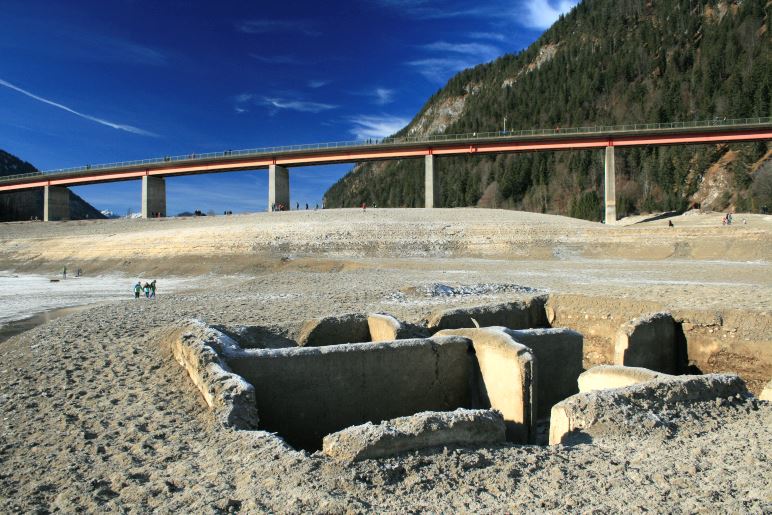 Ende 2015 konnte man das alte Dorf Fall im Sylvensteinspeicher besichtigen