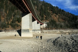 Unter der Fallerklammbrücke ist der Boden einige Meter höher als im alten Dorf Fall