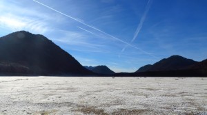 Mit seiner Rauhreifschicht sieht der westliche Sylvensteinsee wie ein Salzsee aus