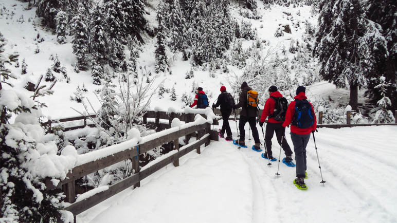 An der Brücke: Hier ziehen auch wir unsere Schneeschuhe an