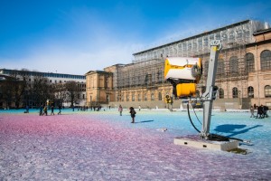 Bunte Schneeflächen auf der großen Wiese vor der Alten Pinakothek in München