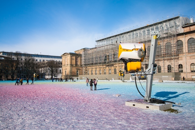 Das Kunstprojekt Clouds von Philipp Messner auf der Wiese vor der Alten Pinakothek in München