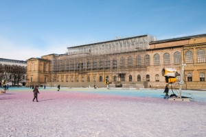 Das Kunstwerk Clouds von Philipp Messner vor der Alten Pinakothek