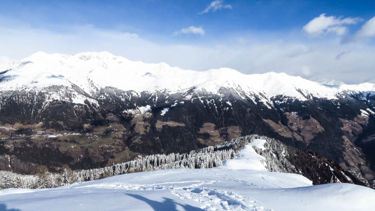 Wie genissen das Panorama und schauen zurück auf unseren Aufstiegsweg zum Hahnl