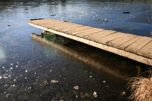 Rund um den Steg haben wir unsere Eisschollenversuche gemacht