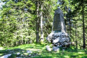 Das Hermann-von-Barth-Denkmal am kleinen Ahornboden