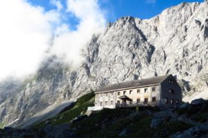 Die Lamsenjochhütte am Morgen