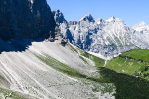 Der Weg durch das Schotterfeld unterhalb der Lalidererwände - wer findet die Falkenhütte auf dem Foto?