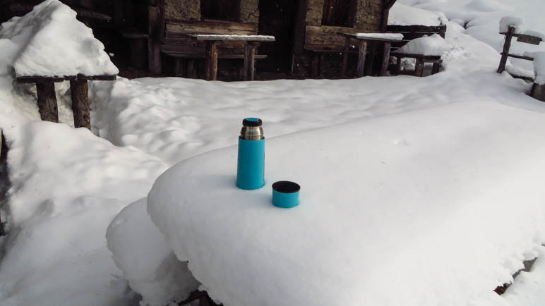 Warme Getränke im Schnee an der Seeberg-Alm