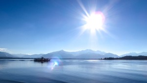 Der Blick von der Fraueninsel im Chiemsee auf die Kampenwand