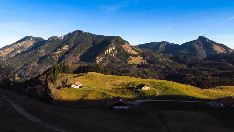 Am Nachmittag liegen die Daffnerwaldalmen schon im Schatten. Immerhi ist es Ende Dezember und bald geht die Sonne unter