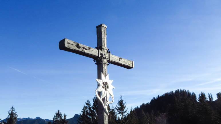 Das schöne Gipfelkreuz des Heubergs mit dem Edelweiss