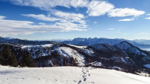 Winterlicher Ausblick von der Hochries im Chiemgau auf das Kaisergebirge