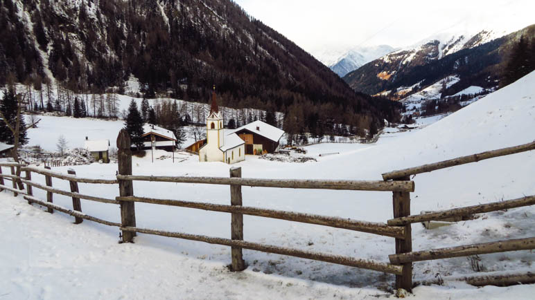 Der kleine Weiler Wanns mit Kirche und Gasthaus