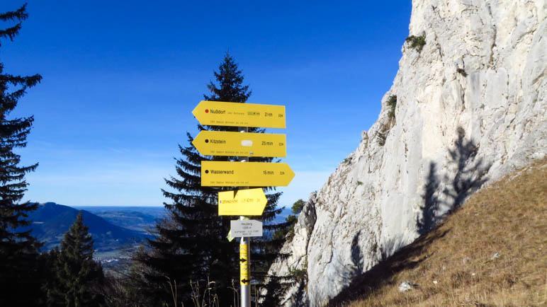 Am Wegweiser und Abzweig zur Wasserwand