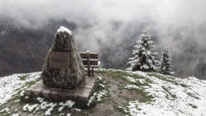 Auf der Wacht. Von hier aus blickt man auf das Ursprungtal, das Bayrischzell mit Kufstein verbindet. Der Stein erinnert an die kriegerischen Auseinandersetzungen zwischen Bayern und Tirol in den Jahren 1805 und 1809. Bayerische Voralpen