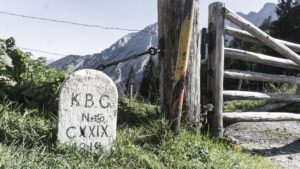 Bayerische Seite des Grenzsteins auf dem Eckersattel. Berchtesgadener Alpen