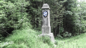 Der historische Grenzstein am Achenpass, von Bayern aus gesehen. Die heutige Grenze liegt etwa 300 Meter weiter südlich an der Brücke. Mangfallgebirge