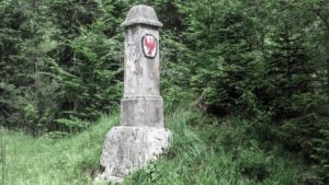 Die Grenzsäule, diesmal von der tiroler Seite aus gesehen. Mangfallgebirge