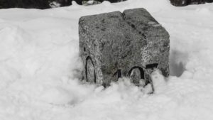 Grenzstein am Gipfelkreuz des Schönkahlers. Allgäu, Tannheimer Tal