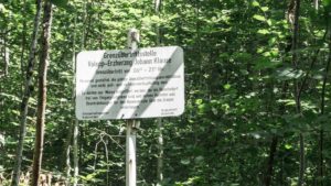 Detaillierte Informationen an der Grenzübertrittsstelle Valepp. Dieser Pafd im Wald ist nur von 6-21 Uhr geöffnet