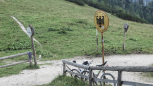 Grenze am Carl-von-Stahl-Haus am Jenner. Berchtesgadener Land