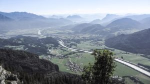 Im Inntal ist die Grenze zwischen Kranzhorn und Kufstein gut zu erkennen: Sie verläuft in der Mitte des Inns. Inntaler Berge